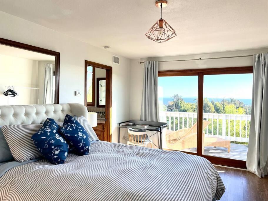 Holiday home 30 Pct Off!! Limited Time! Ocean View With Hot Tub, Mins To & Hiking Trails, Coastal Lifestyle *