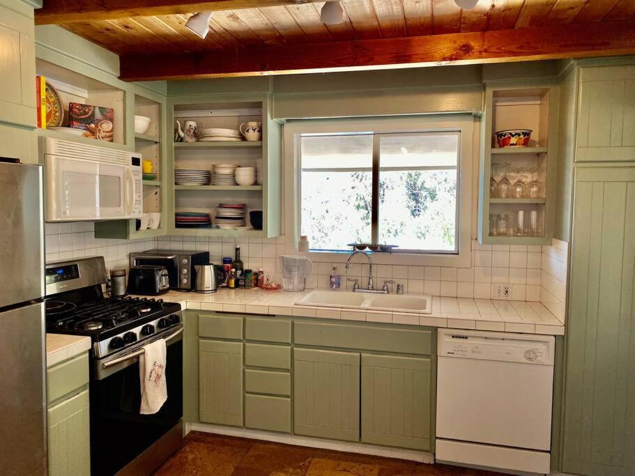 Ocean View Hacienda On 6 Private Acres.