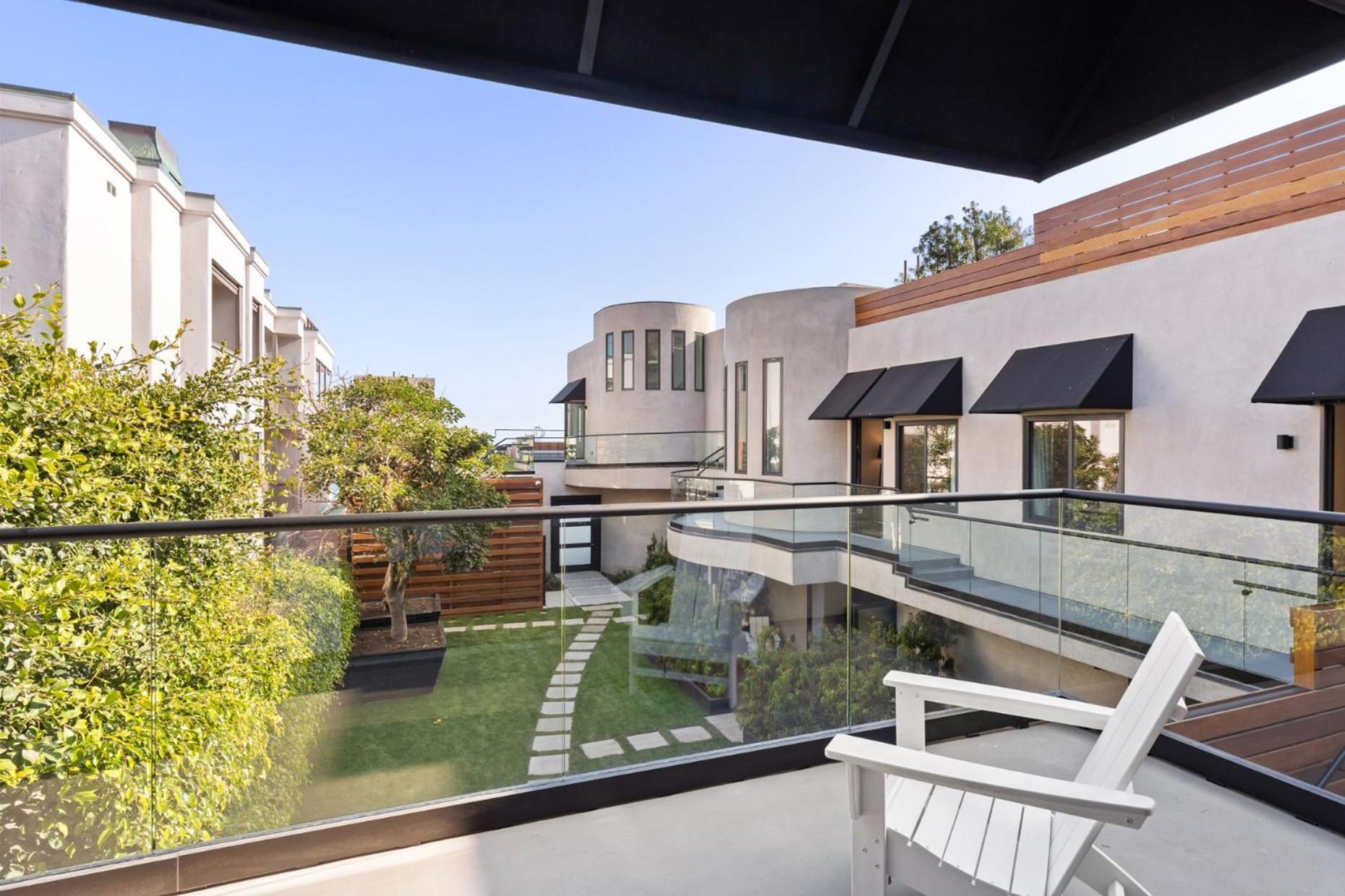 Carbon Apartment *