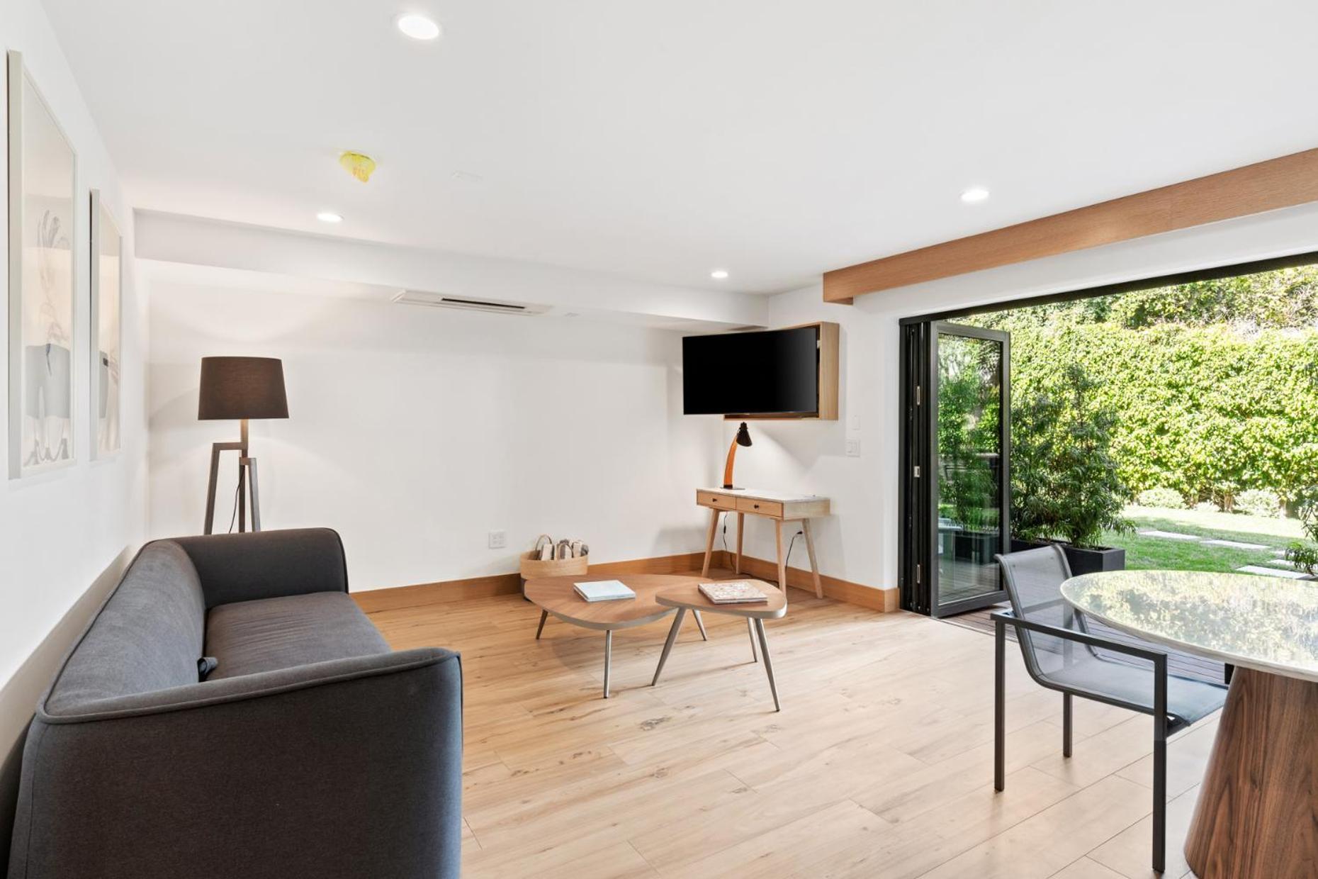 Carbon Apartment *