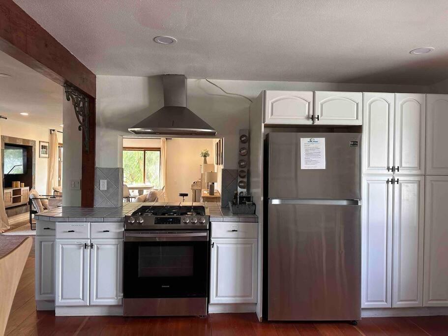 30 Pct Off!! Limited Time! Ocean View With Hot Tub, Mins To & Hiking Trails, Coastal Lifestyle Holiday home *