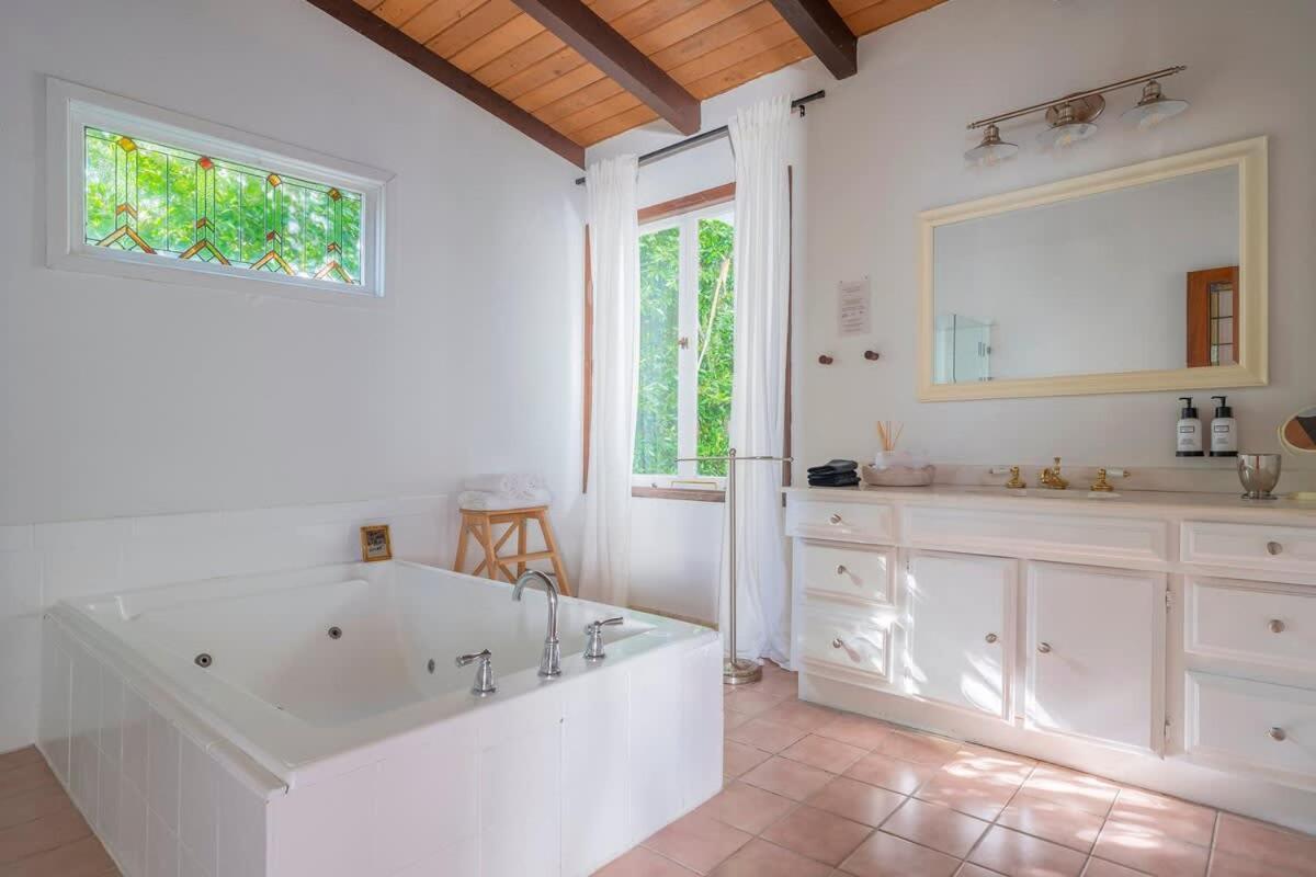 With Access And Ocean View Holiday home Malibu